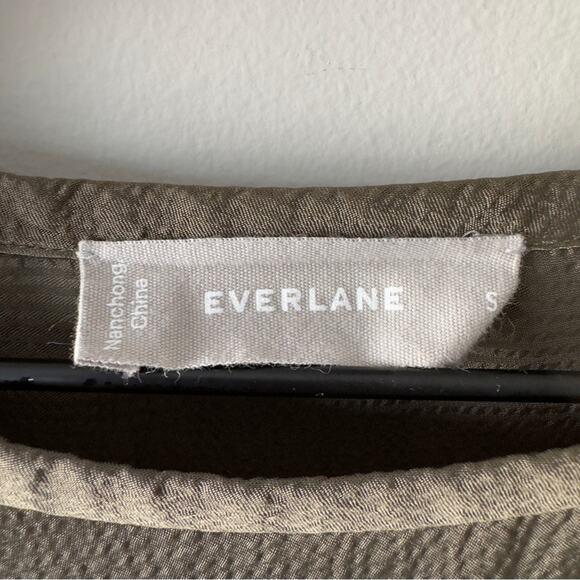 Everlane Olive Green Hammered Satin Short Sleeve Women's Top minimalist casual S - Picture 6 of 9